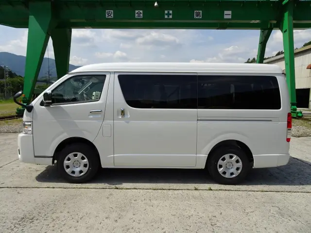 トヨタ ハイエース 3BA-TRH219W(4WD)の写真12
