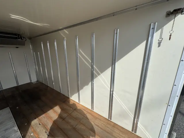 いすゞ エルフ TPG-NHR85AN(2WD)の写真12