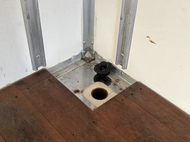 いすゞ エルフ TPG-NHR85AN(2WD)の写真15