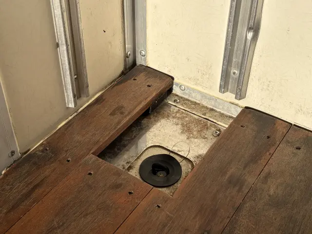 いすゞ エルフ TPG-NHR85AN(2WD)の写真16