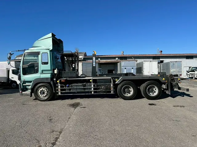 6×4★3軸2デフ!★7速MT車★380馬力★H27-ギガ・脱着装置付コンテナ専用車|いすゞ ギガ QKG-CYZ77AM(6x4)の写真9