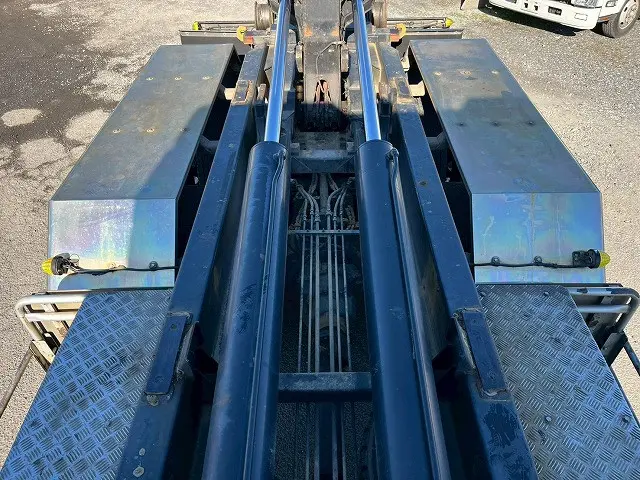 新明和アームロール★ツインホイスト★H27-ギガ・脱着装置付コンテナ専用車|いすゞ ギガ QKG-CYZ77AM(6x4)の写真11