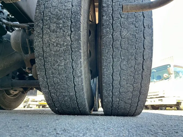 いすゞ ギガ QKG-CYZ77AM(6x4)の写真44