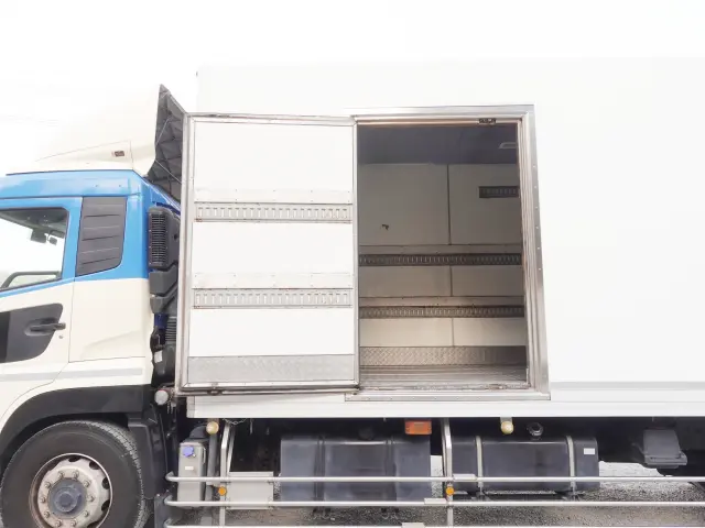 UD クオン QKG-CD5ZA(6x2)の写真17