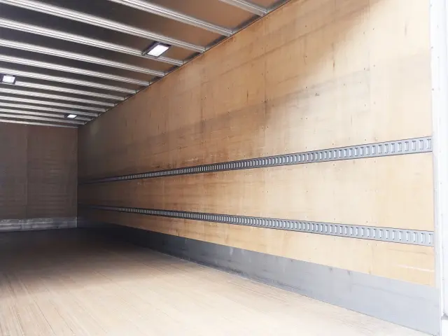 いすゞ フォワード TKG-FRR90T2(2WD)の写真15