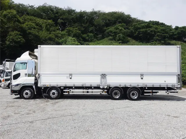 いすゞ ギガ QKG-CYJ77B(8x4)の写真9