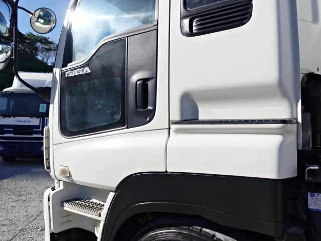 いすゞ ギガ QKG-CYZ77AM(6x2)の写真13