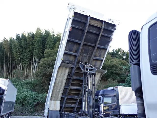 いすゞ ギガ QKG-CYZ77AM(6x2)の写真15