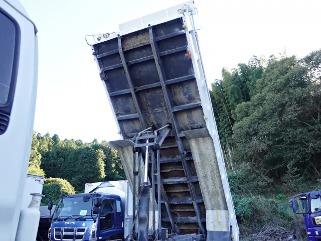 いすゞ ギガ QKG-CYZ77AM(6x2)の写真16