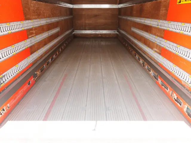 いすゞ フォワード LKG-FTR90T2(2WD)の写真10