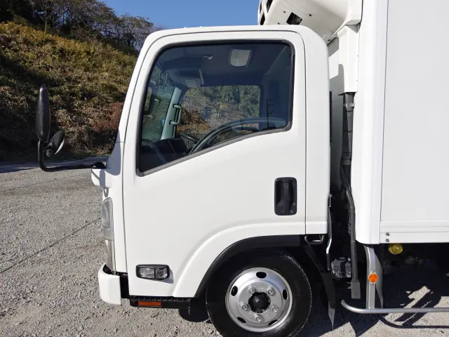 いすゞ エルフ BKG-NMR85AN(2WD)の写真15