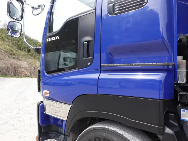 いすゞ ギガ QKG-CXZ77AT(6x4)の写真13