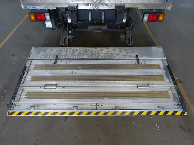 いすゞ エルフ TRG-NPR85AN(2WD)の写真9