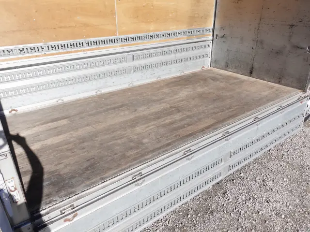 いすゞ エルフ BDG-NPR85AN(2WD)の写真14