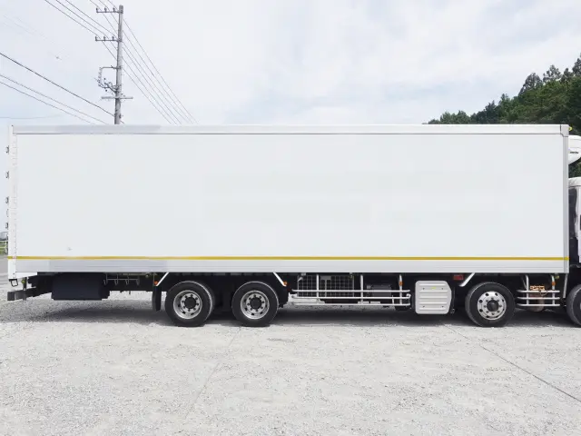 いすゞ ギガ QKG-CYJ77A(8x4)の写真5