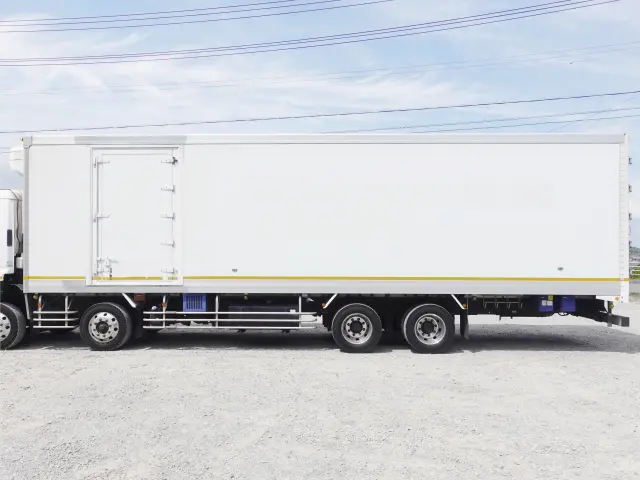 いすゞ ギガ QKG-CYJ77A(8x4)の写真7