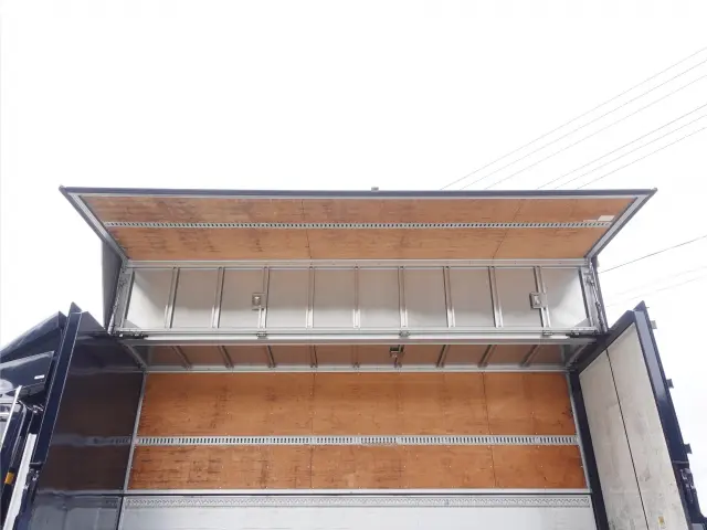 いすゞ フォワード LKG-FTR90T2(2WD)の写真9