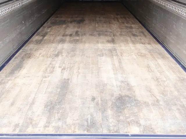 いすゞ フォワード LKG-FTR90T2(2WD)の写真11