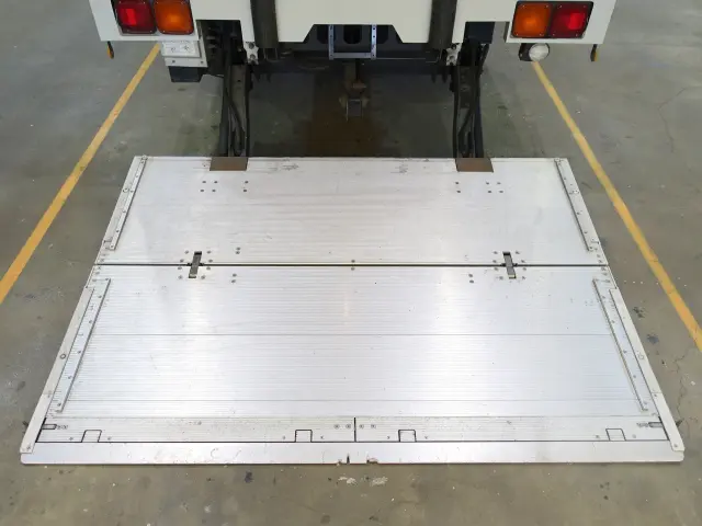 いすゞ フォワード TKG-FRR90S2(2WD)の写真13