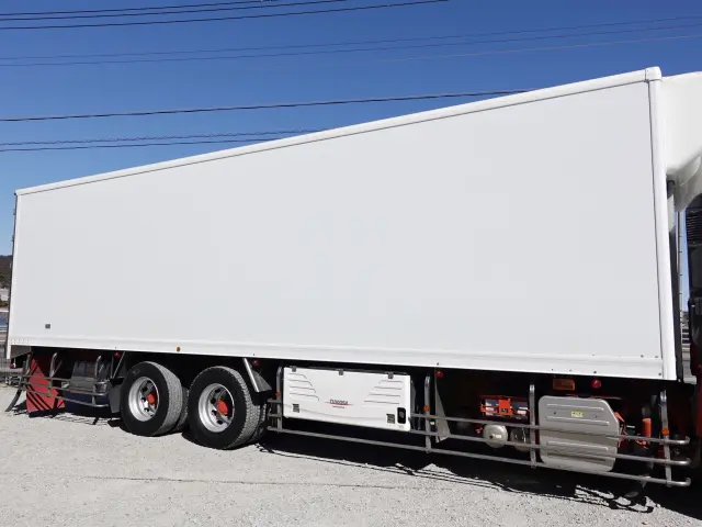 いすゞ ギガ QPG-CYL77B(6x2)の写真9