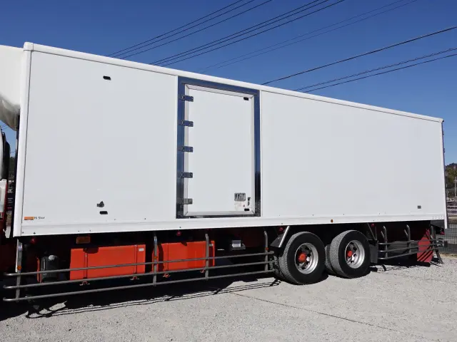 いすゞ ギガ QPG-CYL77B(6x2)の写真15