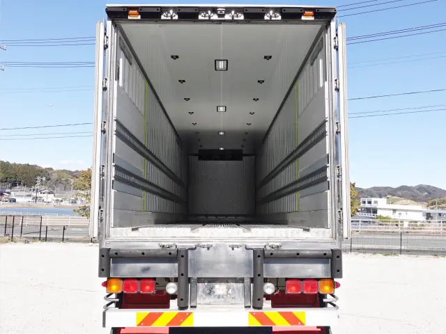 いすゞ ギガ QPG-CYL77B(6x2)の写真19