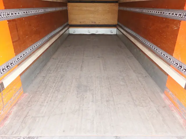 いすゞ フォワード SKG-FSR90T2(2WD)の写真11