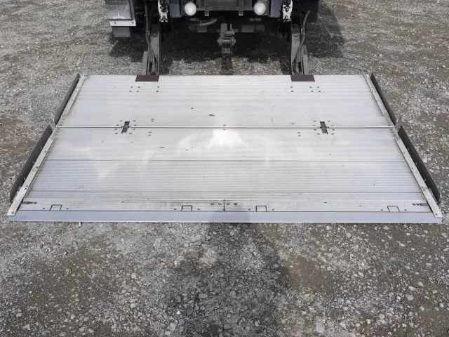 いすゞ フォワード LKG-FTR90T2(2WD)の写真11