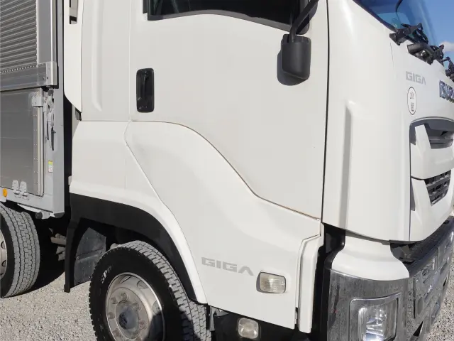 いすゞ ギガ QKG-CYJ77B(8x4)の写真6