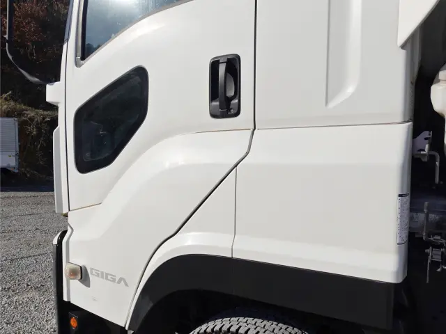 いすゞ ギガ QKG-CYJ77B(8x4)の写真13