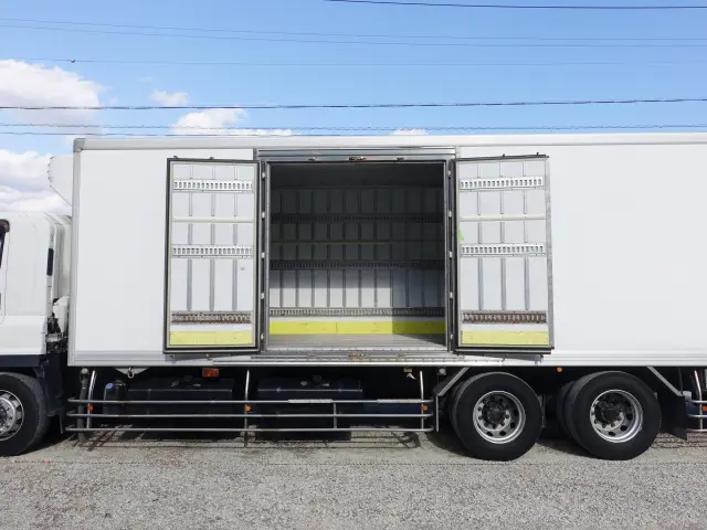 いすゞ ギガ QKG-CYL77B(2WD)の写真6