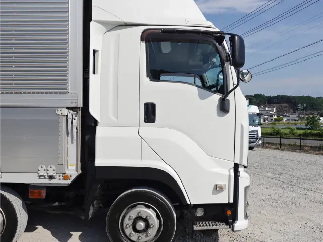 いすゞ ギガ QKG-CYJ77B(8x4)の写真4