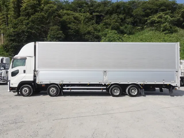 いすゞ ギガ QKG-CYJ77B(8x4)の写真9