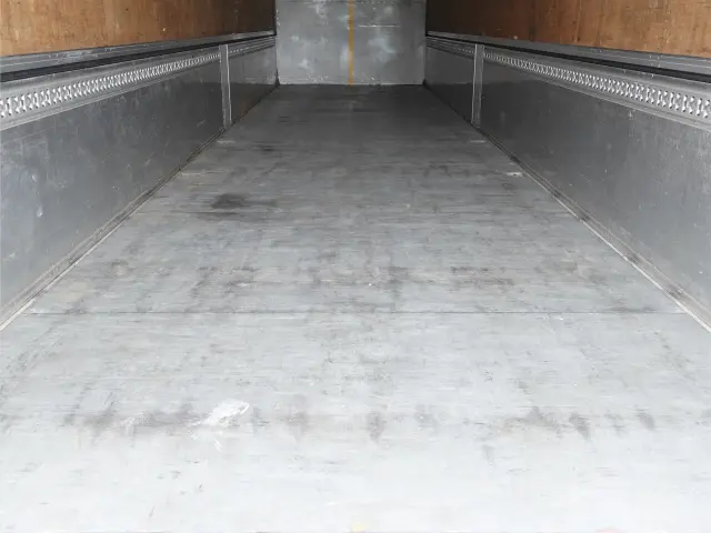 いすゞ ギガ QPG-CYJ77B(8x4)の写真14