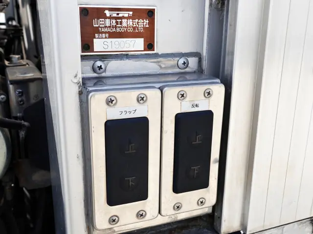 UD クオン 2PG-CD5CA(6x2)の写真3