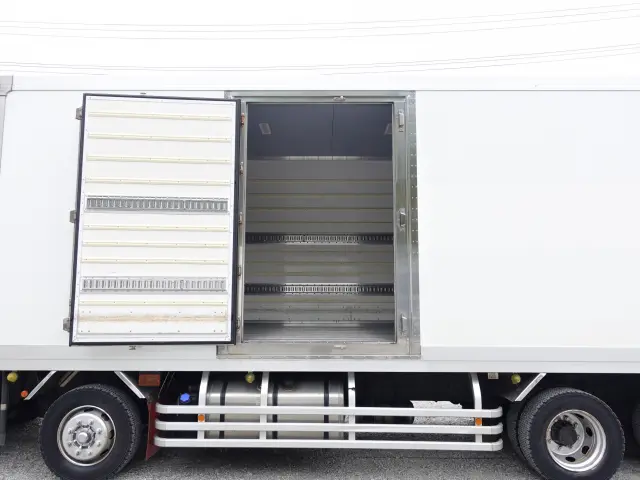 いすゞ ギガ QKG-CYJ77B(8x4)の写真16