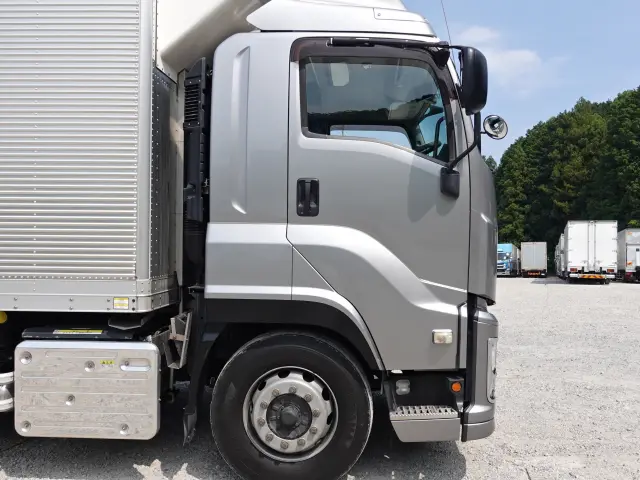 いすゞ ギガ 2PG-CYL77CZ(6x2)の写真5