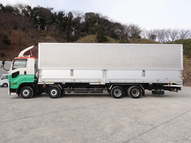 いすゞ ギガ QPG-CYJ77BA(8x4)の写真7