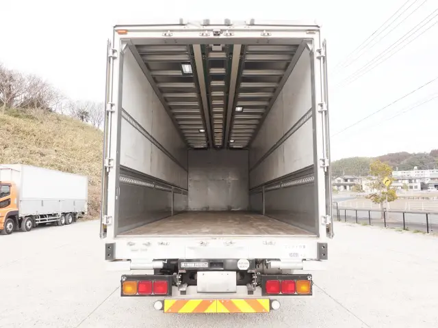 いすゞ ギガ QPG-CYJ77BA(8x4)の写真9