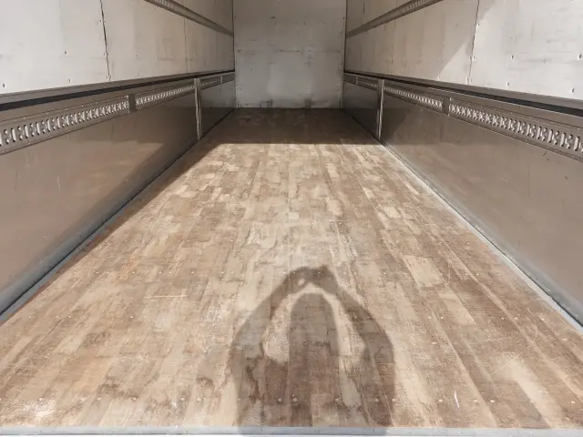 いすゞ ギガ QPG-CYJ77BA(8x4)の写真13