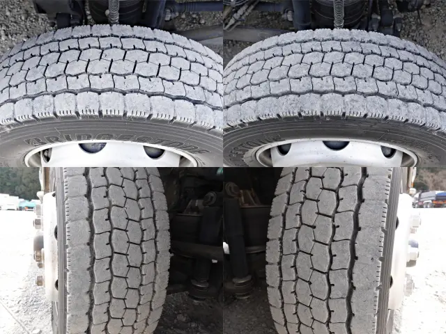 いすゞ ギガ QPG-CYJ77BA(8x4)の写真15