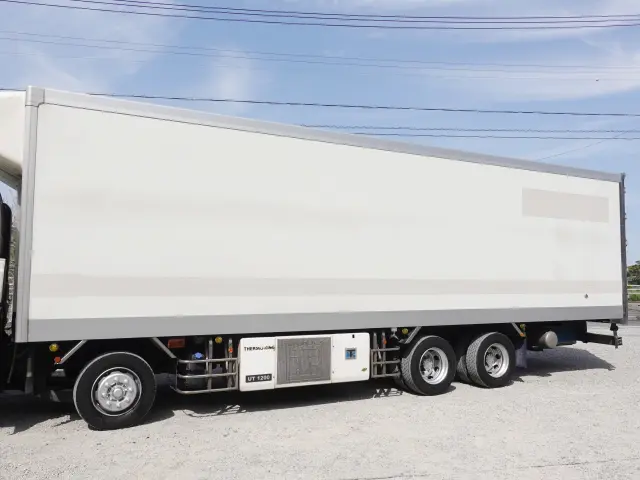 いすゞ ギガ QKG-CYJ77BA(8x4)の写真12