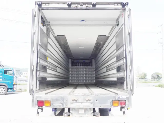 いすゞ ギガ QKG-CYJ77BA(8x4)の写真16