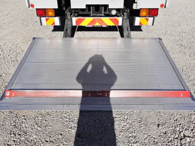 いすゞ フォワード TKG-FRR90S2(2WD)の写真11