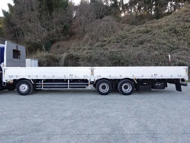 いすゞ ギガ QPG-CYJ77B(8x4)の写真9