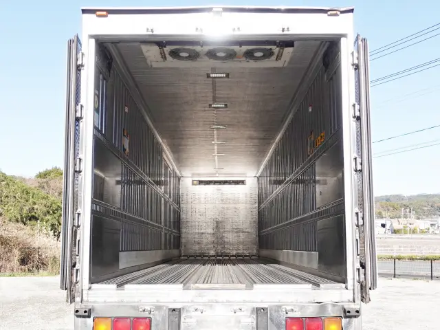 いすゞ ギガ QKG-CYJ77B(8x4)の写真10