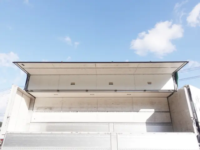 いすゞ ギガ QKG-CYL77A(6x2)の写真11