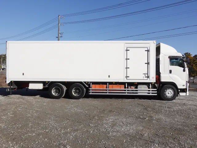 いすゞ ギガ QPG-CYL77B(6x2)の写真10