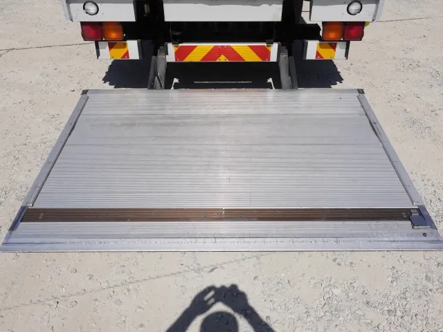 いすゞ フォワード TKG-FRR90T2(2WD)の写真11