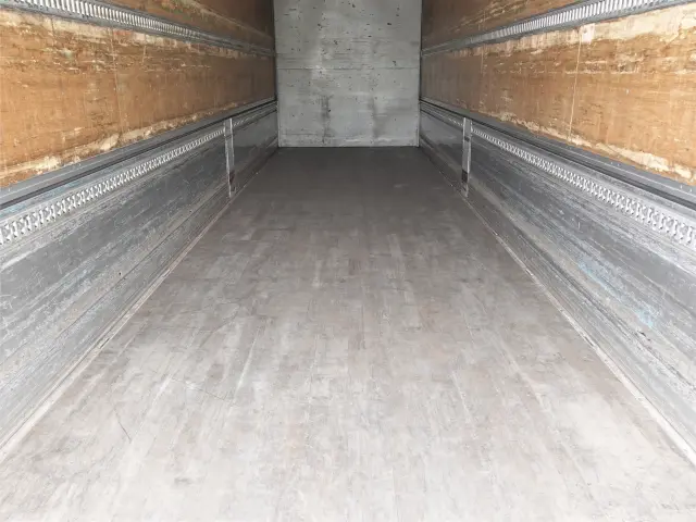 いすゞ ギガ QKG-CYJ77B(4WD)の写真14